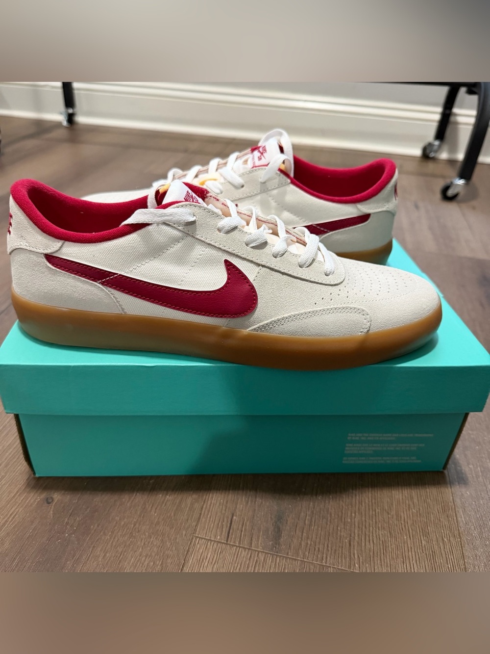 NWT Nike Heritage Vulc SB 'Summit White Cardinal Red Size 11.5Men